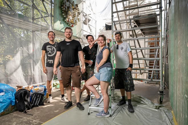 BADEN, 14.08.2023 - Beizen an der Badenfahrt 2023: Die Crew der Bar "Vremde Welt" auf ihrer Baustelle. Die Wand rechts wird noch besprayt. PHOTO BY PASCAL MORA