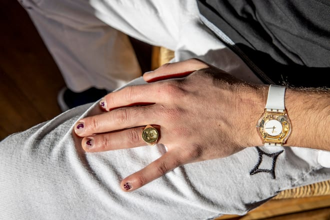 Snowboarder und Musiker Pat Burgener in seinem Haus in Crans Montana. Aufgenommen im Januar 2023. ©David Birri