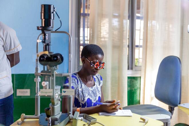 Chantal Ayena 15 ans a des problèmes des yeux, elle vient consulter au Centre hospitalier préfectoral ( CHP) de Notsè chez le technicien supérieur d'ophtamologie Massede Komlan ©Enok Tsevi/SRK/Fairpicture