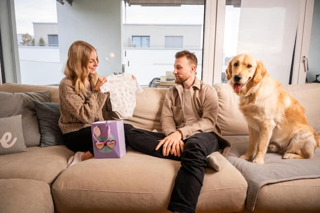 Foto: Joseph Khakshouri, 08.03.2024 Besuch Curling-Ehepaar *Yannick und Briar Schwaller* als Vorschaustory zur Curling-WM in Schaffhausen Bildsujets: Auf dem Curling-Rink, Homestory mit Hund, gemeinsames Kochen und Schwangerschaft Zuhause Recherswil (SO)