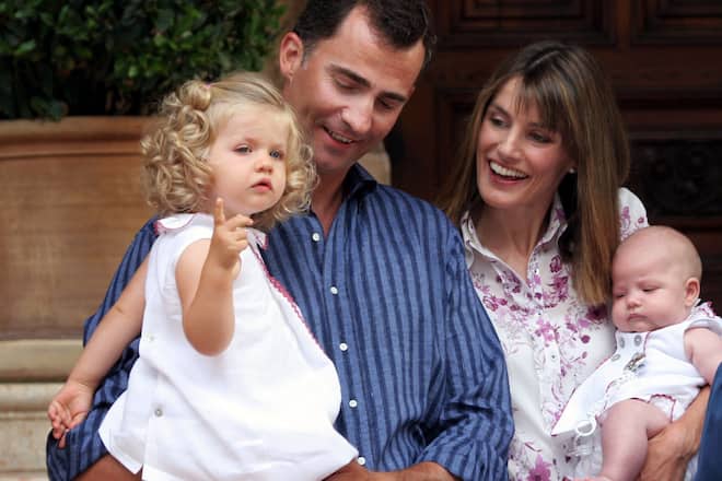 ACTION PRESS / OHLENBOSTEL #00170.070#CROWNPRINCE FELIPE AND CROWNPRINCESS LETIZIA ON THE BALCONY OF THE ROYAL PALACE IN MADRID. MAY 22ND, 2004. Felipe und Letizia von Spanien feiern am 22. Mai ihren 10. Hochzeitstag