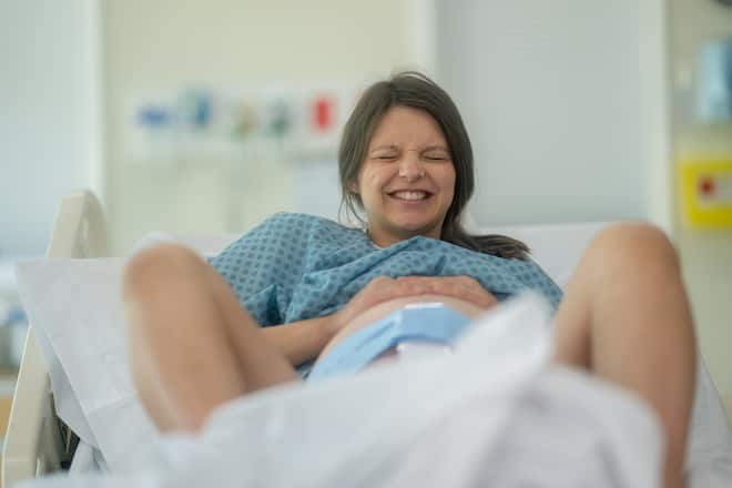 Frau im Gebärsaal