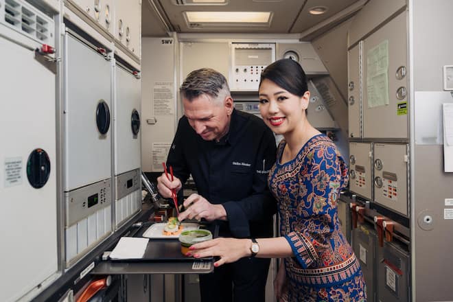 Heiko Nieder in der Bordküche mit Tracy Trang, Flight Stewardess - Singapore Airlines - Februar 2024 - Copyright Olivia Pulver