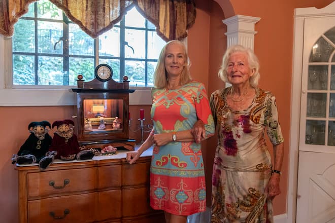 Susanne Worth in her home in Montclair, New Jersey. Susanne Worthâs mother Alice Sturzinger (97) is the founder of Alice Sturzinger LLC, selling Murano Glass Jewelry and Glassware from Venice, Italy and Handcrafted Music Boxes from Europe in the United States. Stefan Falke Photography New York City www.stefanfalke.com