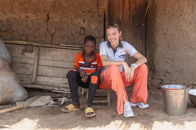 Portrait de Yakoubou avec l'ambassadrice de la croix rouge suisse ©Enok Tsevi/SRK/Fairpicture