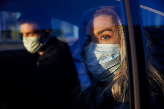 Eine Frau und ein Mann mit Masken