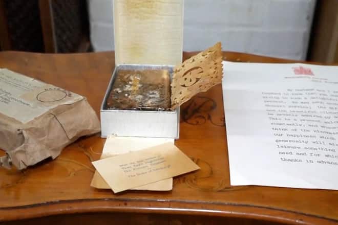 Ein Stück Hochzeitstorte von Königin Elizabeth II.