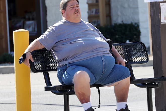 Jess Brolin ist stark übergewichtig und lebt im Motel.