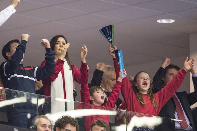 Kronprinzessin Mary mit Familie auf einem Handballspiel