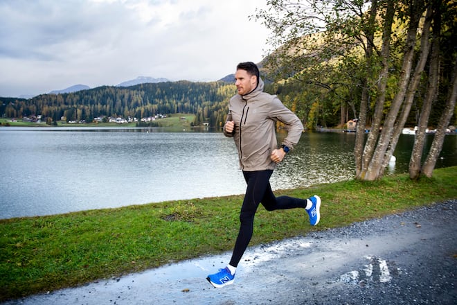 Dario Cologna, ehemaliger Schweizer Langläufer mit Ehefrau Laura und den beiden Kindern. Sohn Leano und Töchterchen Mila, 14. Oktober 2024 in Davos