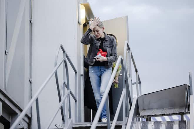 Natallia Hersche arrives at Zurich Airport on Friday, February 18, 2022 in Zurich, Switzerland. Swiss-Belarusian dual citizen Natallia Hersche has been released after 17 months in prison in Belarus. Hersche had taken part in a rally against the regime of ruler Alexander Lukashenko in Minsk on September 19, 2020 and had been arrested. (KEYSTONE/Pool/Michael Buholzer)