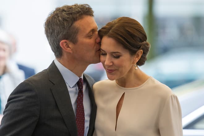 MUNICH, GERMANY - MAY 21: Crown Prince Frederik kisses his wife Crown Princess Mary Of Denmark as they arrive at a furniture shop during their visit to Germany on May 21, 2015 in Munich, Germany. (Photo by Lennart Preiss/Getty Images)
