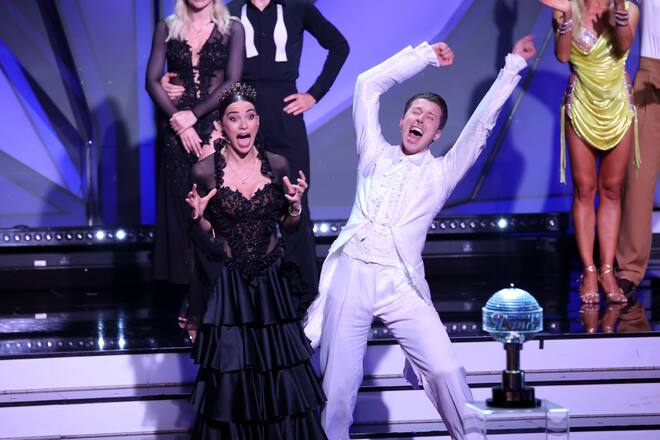 Renata und Valentin Lusin gewinnen "Die große Profi-Challenge".Die Verwendung des sendungsbezogenen Materials ist nur mit dem Hinweis und Verlinkung auf TVNOW gestattet.