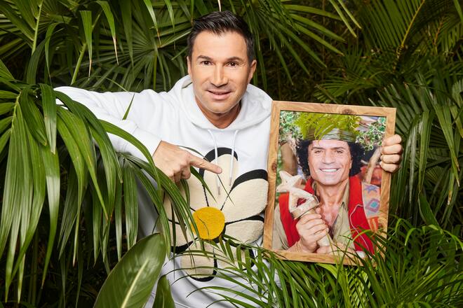 Luca Cordalis mit einem Foto seines Vaters Costa