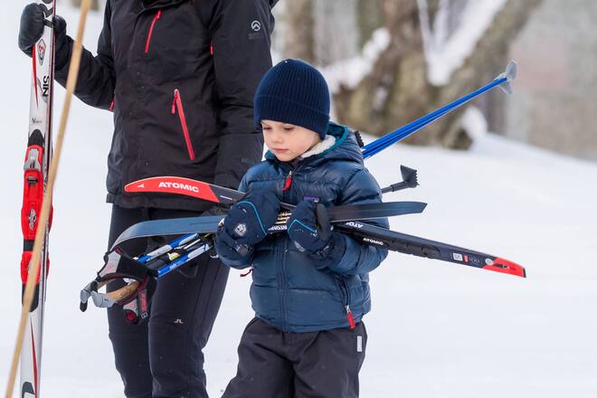 ++ SONDERKONDITIONEN: Doppelter Anstrich ++ Prinz Oscar (SE), bei einer Ski-Tour mit Langlaufskiern durch den Schlosspark von Schloss Drottningholm auf der Insel Lovön im Mälarsee in der Gemeinde Ekerö, Schweden, 7. Februar 2021.