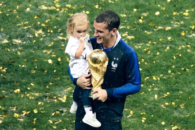 MOSCOW, RUSSIA - JULY 15, 2018: France's Antoine Griezmann and his daughter Mia during an award ceremony after the 2018 FIFA World Cup Final match between France and Croatia at Luzhniki Stadium. Stanislav Krasilnikov/TASS (Photo by Stanislav Krasilnikov\TASS via Getty Images)