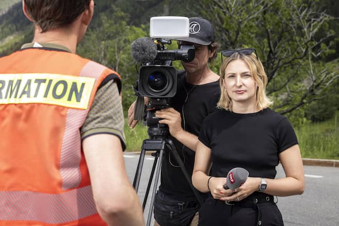 Anna-Lisa Achtermann, 31, arbeitet seit 2018 beim SRF und berichtet seit Anfang 2025 aus dem Wallis. Sie ist in Deutschland geboren und ab zehn Jahren in Zermatt aufgewachsen.