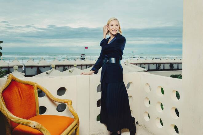 DARF NUR Für DIESE GESCHICHTE Genutzt werden!!!!! Venise, Italie, 1er septembre 2022 : séance photo avec l'actrice australo-américaine Cate BLANCHETT lors du 79e Festival International du Film de Venise (du 31 août au 10 septembre) : attitude souriante de face, la vedette du film "Tar" de Todd Field (en compétition) posant en robe Armani debout sur le balcon de l'hôtel Excelsior. PREIS INKLUSIV ONLINE