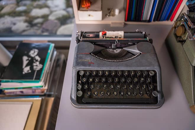 Foto: Joseph Khakshouri 29.08.2023 Dr. Jack Stark, People Journalist mit herz. Zu Besuch in Seiner Wohnung in Zumikon. In seinem Büro findet man die drei Schreibmaschinen mit denen er seine Arbeit gemacht hat. Zumikon (ZH) Jack Stark. ©Jospeh Khakshouri