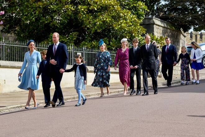 Herzogin Kate und Prinz William mit George und Charlotte auf dem Weg zum Ostergottesdienst
