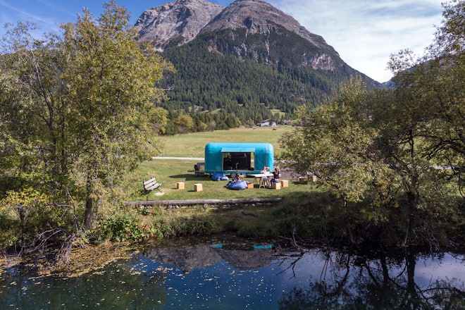 Digi-Tal Engadin. Office Caravan in La Punt. Bild © Remo Naegeli