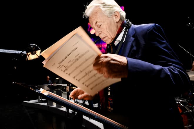 Pepe Lienhard, Christine Lienhard, im Zoo Berlin, Elefanten, Giraffen fuettern, Kiwi, Kurfuerstendam, aber bitte mit Sahne, Uber Arena aussen, Hotelzimmer, Mauergalerie, Spaziergang an der Spree, Musik Proben in der Uber Arena, Udo Juergens Da Capo Konzert, Berlin, 2024, Fotos: Geri Born