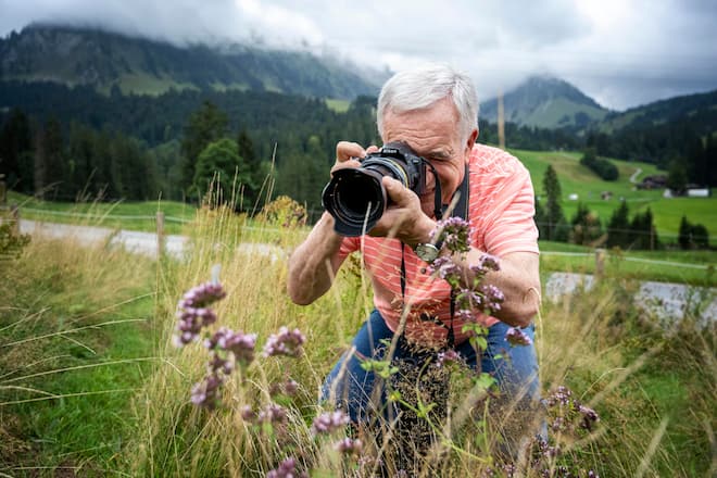 Der ehemalige Fussballtrainer Hanspeter Latour in seinem Naturnahen Garten von seinem Ferienhaus im Eriz. Die Natur und die Biodiversitaet ist seine grosse Leidenschaft. Bild © Remo Naegeli