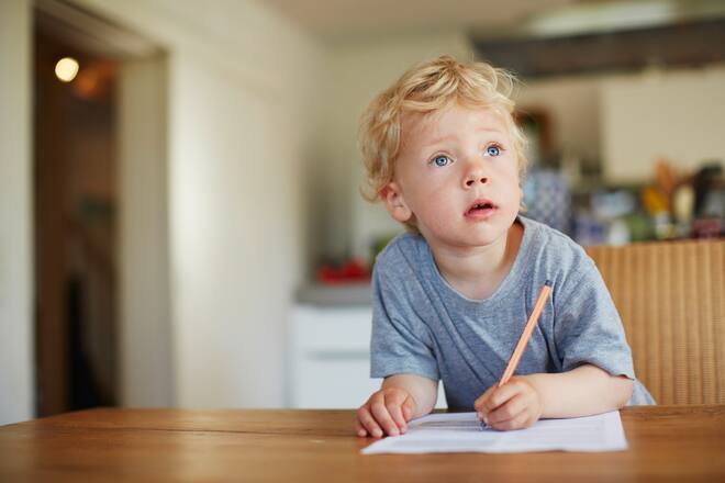 Kleiner Junge im Kindergarten