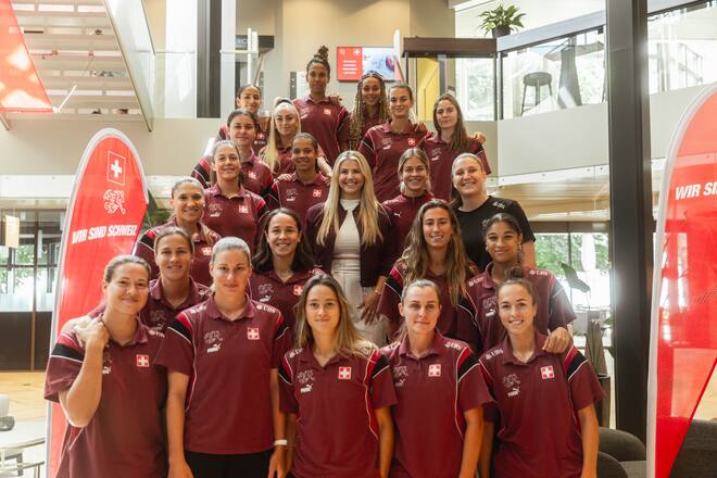 Beatrice Egli (Mitte) mit der Schweizer Fussball-Nationalmannschaft der Frauen.