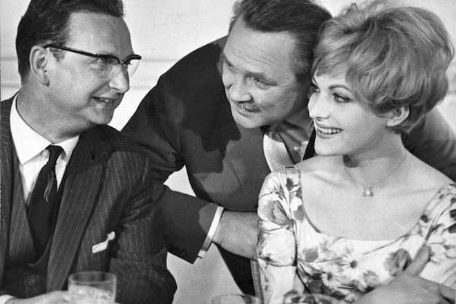 Walter Roderer mit Gustav Knuth und Sabine Sesselmann im Film Der Herr mit der schwarzen Melone