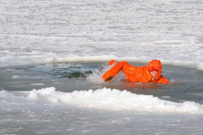 31.3.2011_Prinz Harry im Eiswasser mit orangem Wasseranzug
