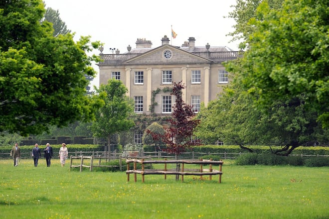 The Prince of Wales (2nd from left in the group) walking to the tree planting ceremony from his Highgrove House (shown behind) Tetbury, Gloucestershire. (FOTO: DUKAS/PA PHOTOS)