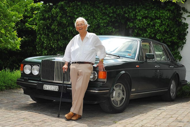 Walter Roderer vor seinem moosgrünen Bentley auf seinem Parkplatz in Illnau ZH