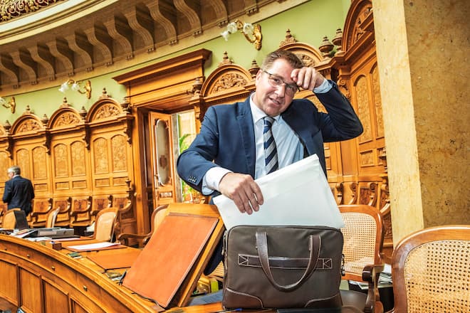 Toni Brunner packt seine Aktentasche im Bundeshaus