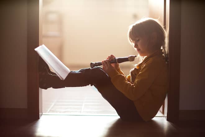 Kind mit Blockflöte