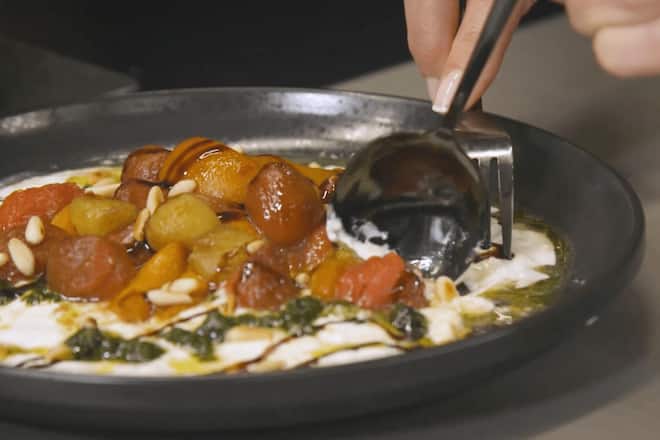 Tomaten-Aprikosen-Salat auf Burrata mit Pesto