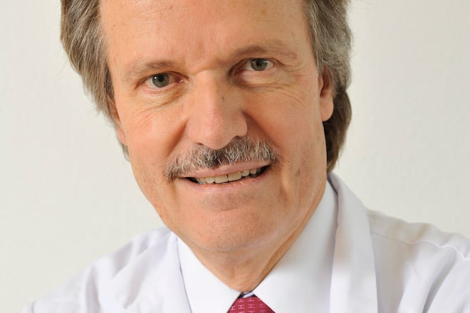 Prof. Thomas Lüscher mit Patient Adolf Bachmann im Hauptgebäude Universitätsspital Zürich, 2012