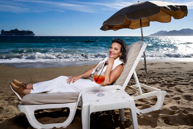 Monika Kaelin feiert ihren Siebzigsten Geburtstag in Cannes und Monte Carlo, in Ihrer Wohnung in Cannes, in der Kirche, Jachthafen Cannes, auf dem Markt, mit Ihren einheimischen Freunden, am Strand, in der Waikiki Bar, vor dem Casino in Monte Carlo, mit ihren Schwestern Vreni und Margrit und deren Partner Tommy und Beat, Cannes und Monte Carlo, 2024, Fotos: Geri Born