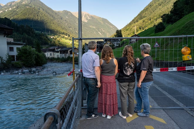 ScSchwanden , Murgang, Abschrankung an Linth, in Richtung Haus von Familie Hefti, Vater Jürg (l), Tochter Lea, Tochter Sina, Mutter Bea