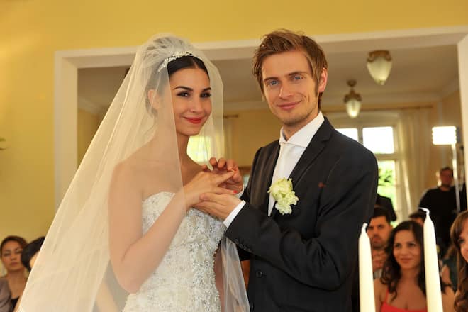 Folge 5045 GZSZ Gute Zeiten schlechte Zeiten Ayla Philip Hochzeit Sila Sahin Jörn Schlönvoigt