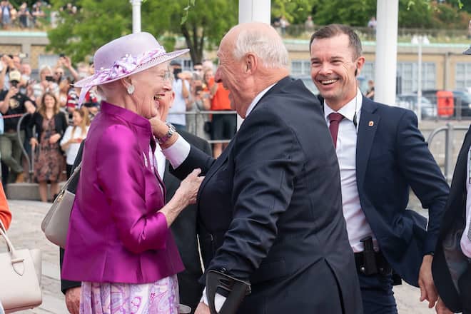 König Harald und Königin Margrethe lachen über Haralds Sturz.