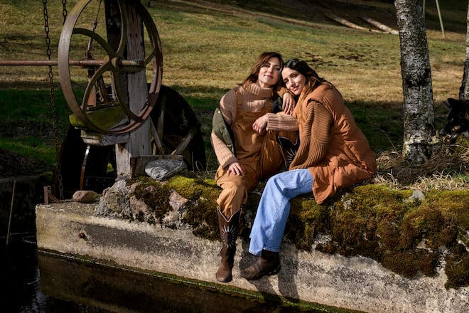 Annina Frey, Melanie Winiger, Moderieren zusammen Swiss Music Award 2024, gemeinsames Hobby Reiten, Zuger Moraenen Landschaft, Preperation der Pferde, Aussreiten, Greenhill Ranch, Reitlehrer Tom, Menzingen ZG, 2024, Fotos: Geri Born