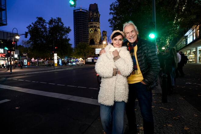 Pepe Lienhard, Christine Lienhard, im Zoo Berlin, Elefanten, Giraffen fuettern, Kiwi, Kurfuerstendam, aber bitte mit Sahne, Uber Arena aussen, Hotelzimmer, Mauergalerie, Spaziergang an der Spree, Musik Proben in der Uber Arena, Udo Juergens Da Capo Konzert, Berlin, 2024, Fotos: Geri Born