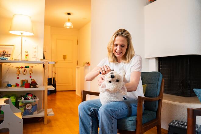 Foto: Joseph Khakshouri 15.05.2024 Luzia Tschirky zuhause in Zürich Ihr Hund Bluma ist dabei Zürich (ZH)