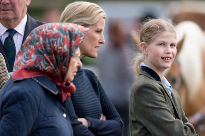 Queen Elizabeth II. Sophie von Wessex Lady Louise Windsor