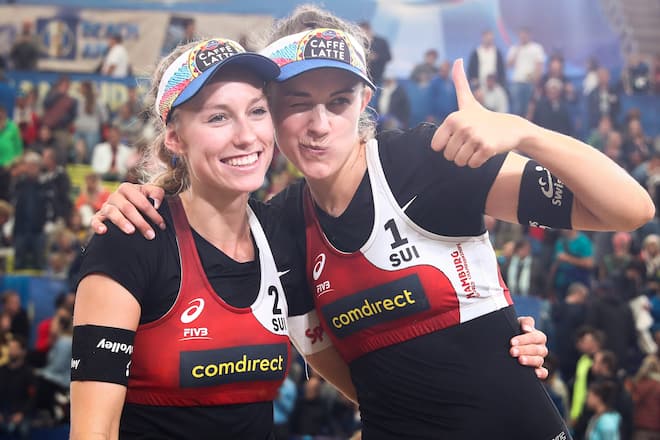 05.07.2019, Hamburg: Beach-Volleyball, Weltmeisterschaft, im Rothenbaum Stadion: Viertelfinale, Frauen, Barbara/Fernanda (Brasilien) - Betschart/Hüberli (Schweiz). Nina Betschart und Tanja Hüberli (l) feiern ihren Sieg auf dem Center Court. Foto: Christian Charisius/dpa +++ dpa-Bildfunk +++