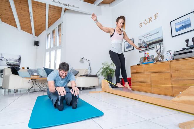 Foto: Joseph Khakshouri, 15.03.2024 Homestory bei Speedsurferin Heidi Ulrich und Ihrem Partner Christian Arnold Im Wohnzimmer auf Slackline und Beim Yoga Flüelen (UR)