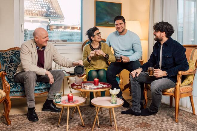 Matthias Müller mit seinen Eltern Roya und Gabriel und Bruder David, 2024