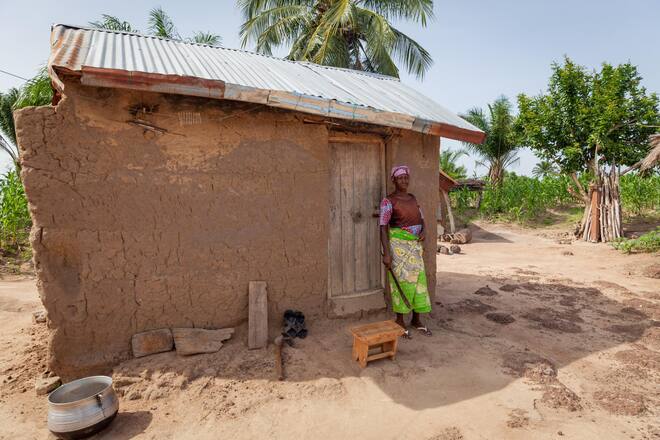 Mayaba Abra 70 ans va cherché de l'herbe pour ces chevres ©Enok Tsevi/SRK/Fairpicture