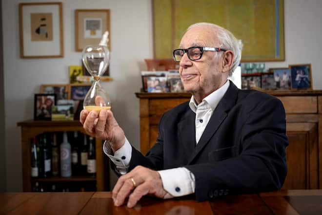 Jean Ziegler ist ein Schweizer Soziologe, Politiker, Sachbuch- und Romanautor. Von 1967 bis zu seiner Abwahl 1983 und erneut von 1987 bis 1999 war er Genfer Nationalrat für die Sozialdemokratische Partei. Am 19.04.2024 feiert er seinen 90. Geburtstag. Bild © Remo Naegeli